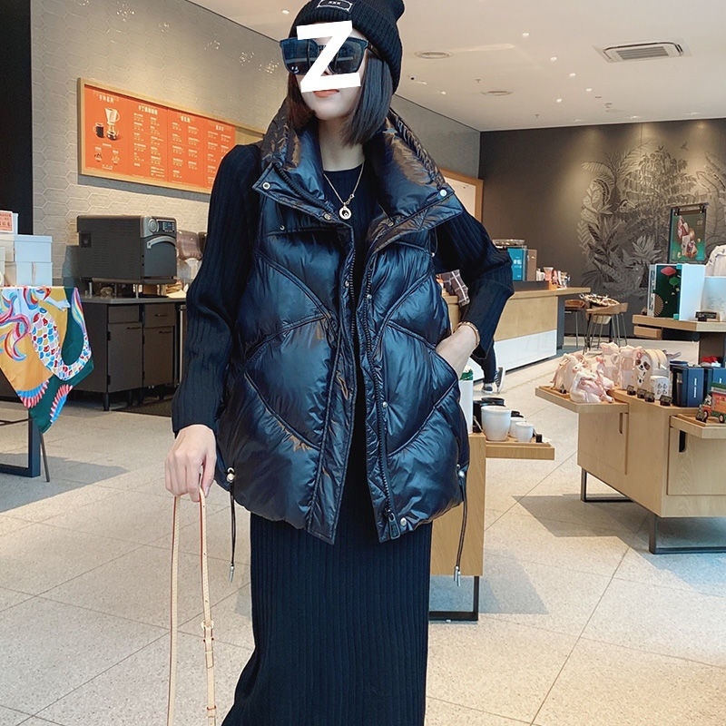 Ženska puffer vesta s perjem, slobodan kroj, visok ovratnik, ultra kratka duljina do 40 cm, punilo od bijelog pačjeg perja