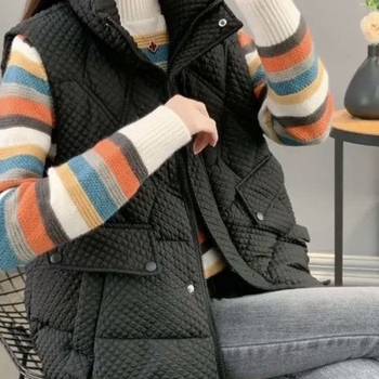 Vesta s polo ovratnikom, chenille tkanina sa spandeksom, regularni kroj, proljeće 2025