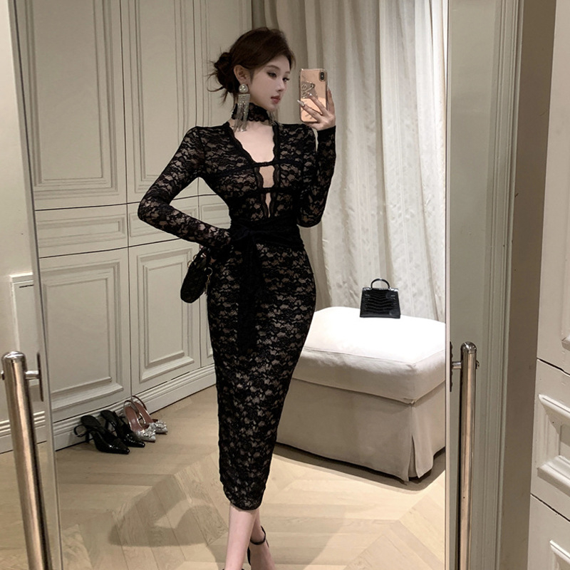 Hosszú csipkés bodycon ruha paneles díszítéssel, V-nyakkal, magas derék, elasztikus poliészter