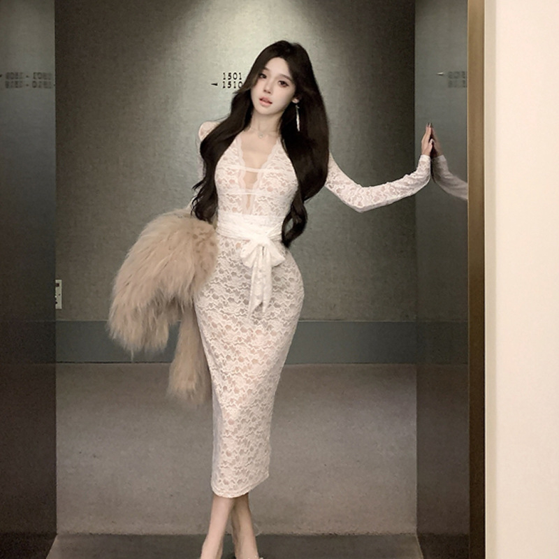 Hosszú csipkés bodycon ruha paneles díszítéssel, V-nyakkal, magas derék, elasztikus poliészter