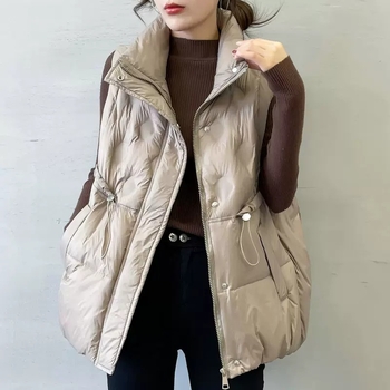 Ženska down vesta, stojeći ovratnik, prednji zatvarač, debela izolacija, punilo od guščjeg downa, vanjski poliesterski materijal, standardna duljina 50–65 cm