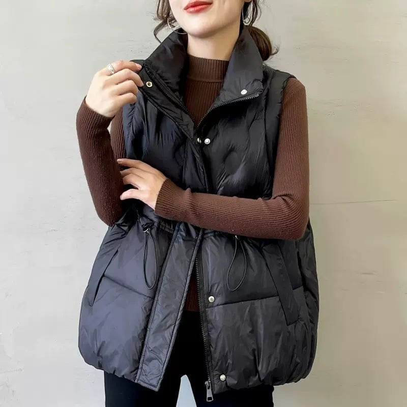 Ženska down vesta, stojeći ovratnik, prednji zatvarač, debela izolacija, punilo od guščjeg downa, vanjski poliesterski materijal, standardna duljina 50–65 cm