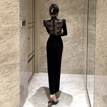 Hosszú ruha csipke betétekkel és hasítékkal, magas derék, félmagas gallér, hosszú ujjak, poliészter anyag