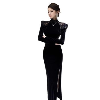 Hosszú ruha csipke betétekkel és hasítékkal, magas derék, félmagas gallér, hosszú ujjak, poliészter anyag