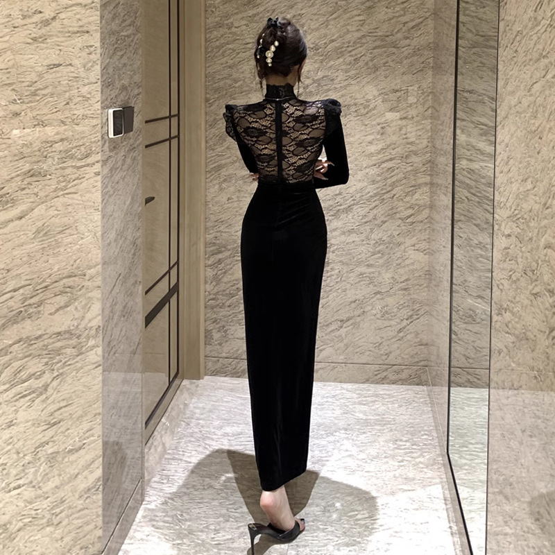 Hosszú ruha csipke betétekkel és hasítékkal, magas derék, félmagas gallér, hosszú ujjak, poliészter anyag