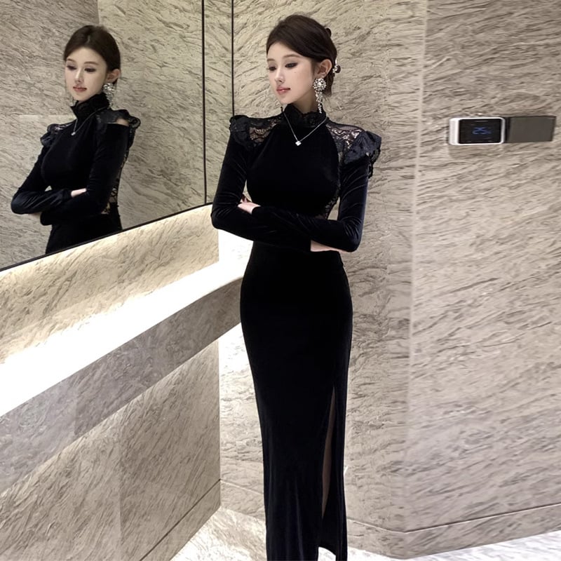 Hosszú ruha csipke betétekkel és hasítékkal, magas derék, félmagas gallér, hosszú ujjak, poliészter anyag