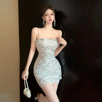 Haljina od elastičnog poliestera, jednodobojna boja, izrez bez ramena, bez rukava, niski struk