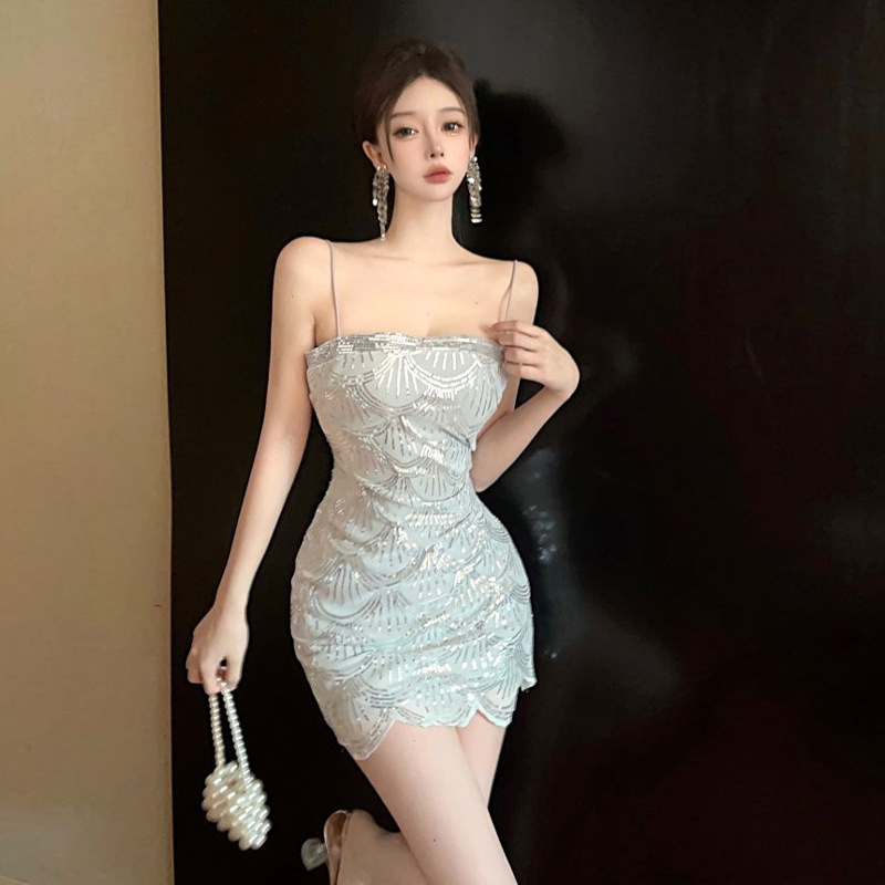 Haljina od elastičnog poliestera, jednodobojna boja, izrez bez ramena, bez rukava, niski struk