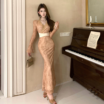 Haljina od elastičnog poliestera, prilagodljiv silueta na bokovima, V-dekolte, duga suknja, visok struk