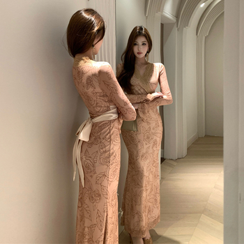 Haljina od elastičnog poliestera, prilagodljiv silueta na bokovima, V-dekolte, duga suknja, visok struk