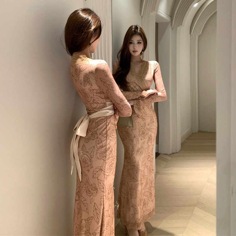 Haljina od elastičnog poliestera, prilagodljiv silueta na bokovima, V-dekolte, duga suknja, visok struk