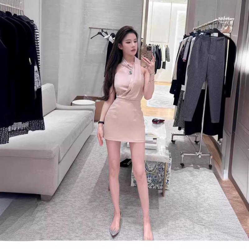 Rochie din poliester, guler halter, fără călcare, fermoar la talie, croială dintr-un singur articol, stil socialite