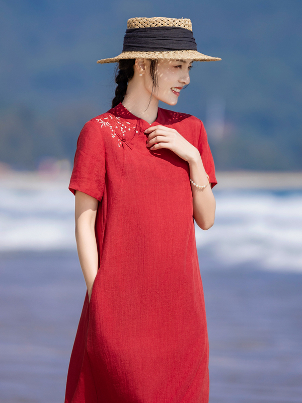 Rochie în stil chinezesc din ramie brodată, guler înalt, mâneci scurte, imprimeu floral vegetal, lungă