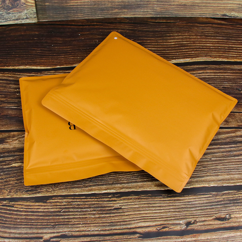 Drabužių pakuotės maišai — pritaikytos mažos partijos, dulkių nepralaidus uždarymas • medžiaga: nauja medžiaga • prekės kodas: Zg 241009 • naudojimas: drabužių pakavimas, saugojimas • dienos gamybos apimtis: 10 000 000 vnt • nukrypimas: ±2 cm