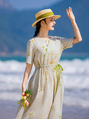 Rochie cu imprimeu floral din ramie, decolteu în V, mâneci jumătate, talie înaltă