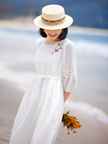 Rochie din ramie cu dantelă brodată, mâneci lampă, guler rotund, talie reglabilă