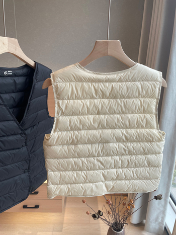 Ženski prsluk s gusjim perjem, slim fit, V-dekolte, najlon tkanina, kratka duljina (postotak perja 86–90%)