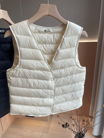 Ženski prsluk s gusjim perjem, slim fit, V-dekolte, najlon tkanina, kratka duljina (postotak perja 86–90%)