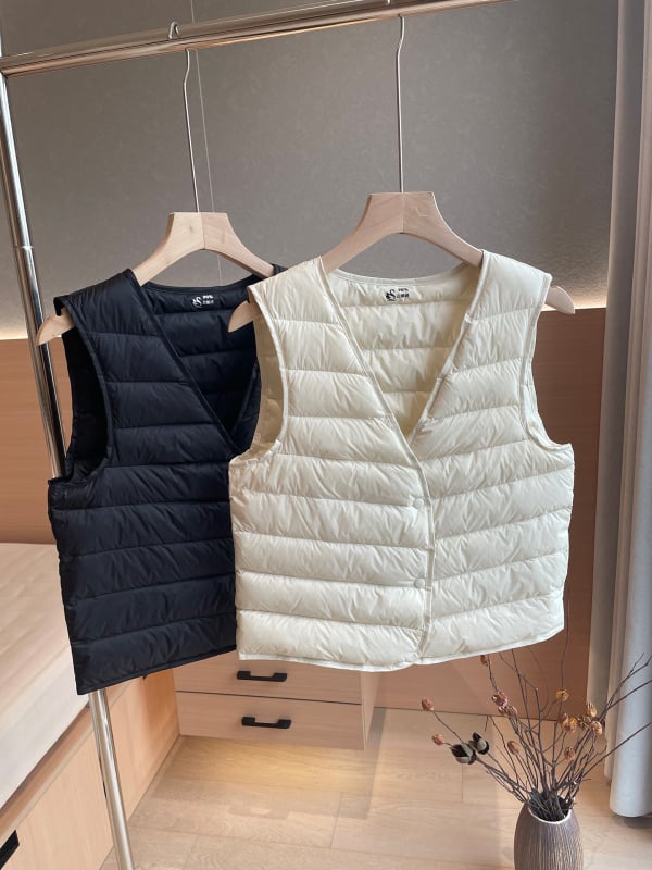 Ženski prsluk s gusjim perjem, slim fit, V-dekolte, najlon tkanina, kratka duljina (postotak perja 86–90%)