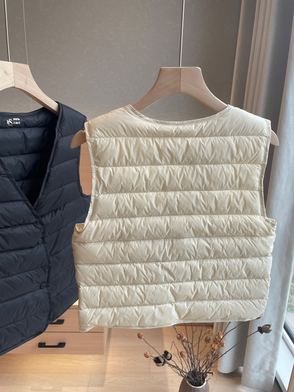 Ženski prsluk s gusjim perjem, slim fit, V-dekolte, najlon tkanina, kratka duljina (postotak perja 86–90%)