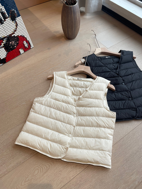 Ženski prsluk s gusjim perjem, slim fit, V-dekolte, najlon tkanina, kratka duljina (postotak perja 86–90%)