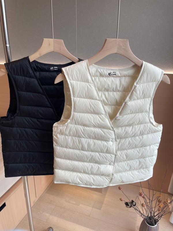 Ženski prsluk s gusjim perjem, slim fit, V-dekolte, najlon tkanina, kratka duljina (postotak perja 86–90%)