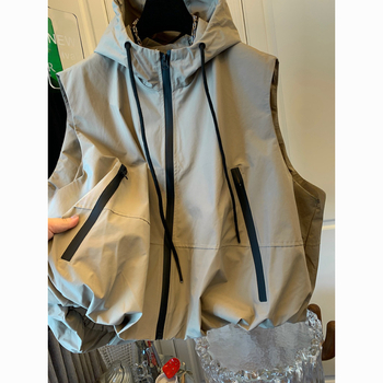 Ženski bezrukavni vest s stojećim ovratnikom, kratka duljina 40–50 cm, poliester, prednji zatvarač