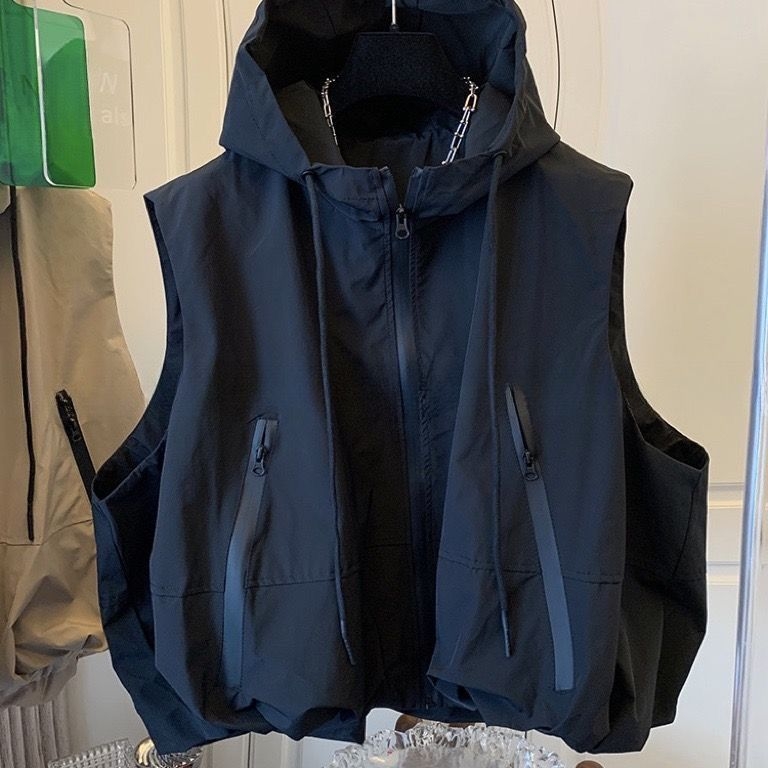 Ženski bezrukavni vest s stojećim ovratnikom, kratka duljina 40–50 cm, poliester, prednji zatvarač