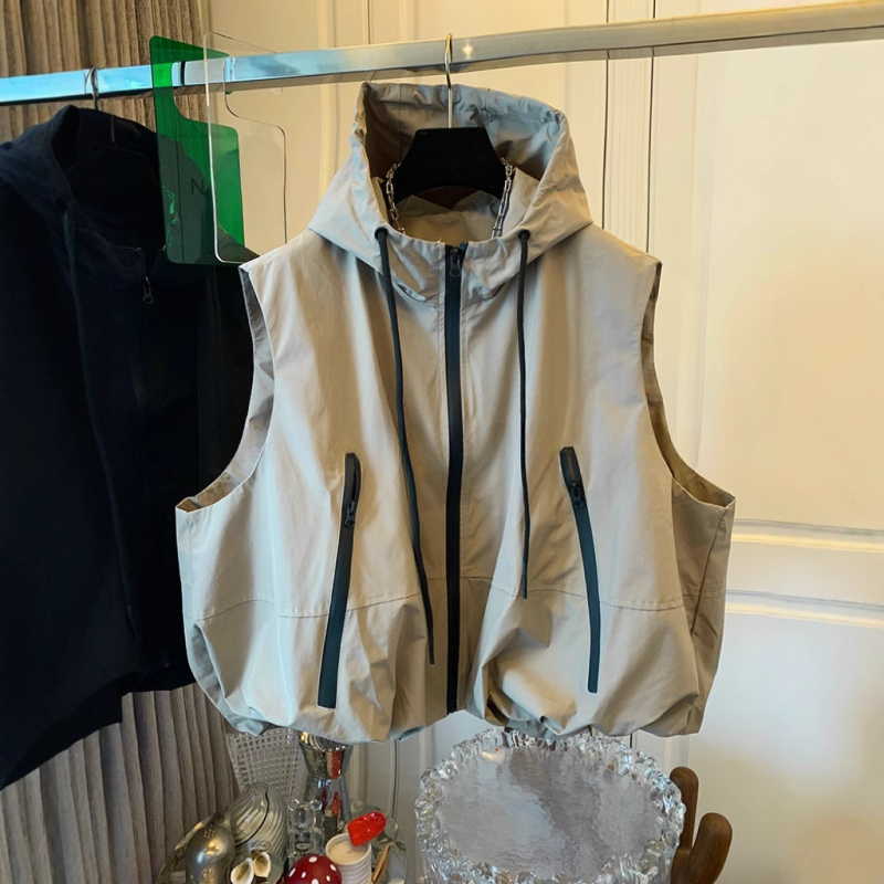 Ženski bezrukavni vest s stojećim ovratnikom, kratka duljina 40–50 cm, poliester, prednji zatvarač