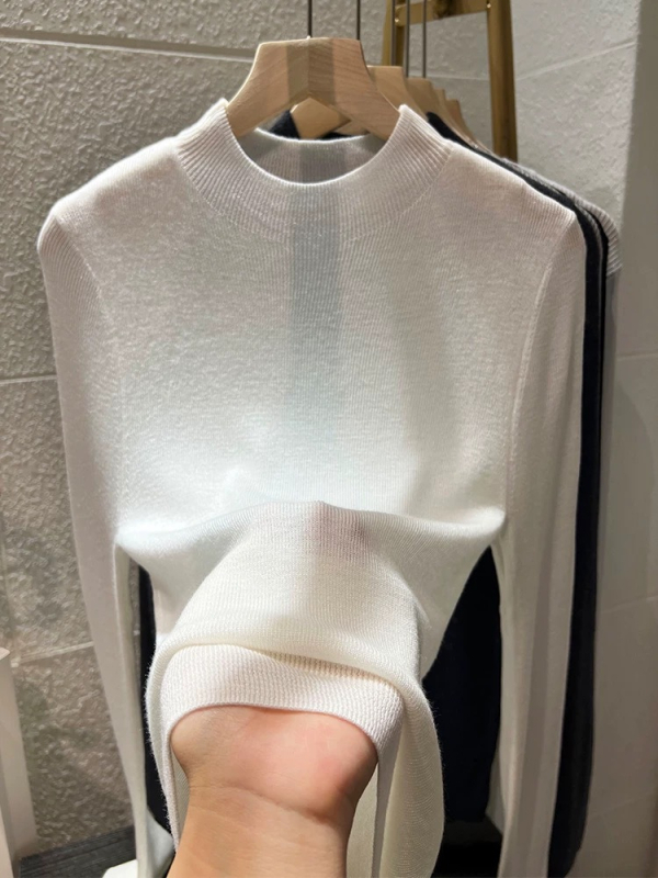 Vuneni pulover s polu-visokim ovratnikom, uski kroj, dugi rukavi, srednja debljina