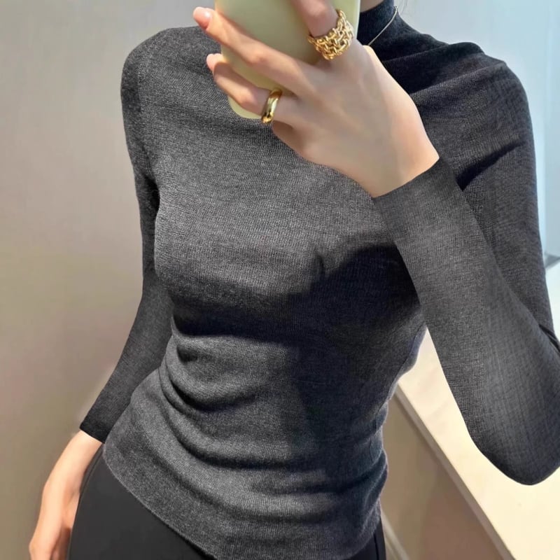 Vuneni pulover s polu-visokim ovratnikom, uski kroj, dugi rukavi, srednja debljina