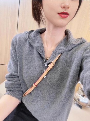 Ženski kapuljačasti pleteni pulover od vune, slobodan kroj, polo ovratnik, dugi rukavi, 95% vuna