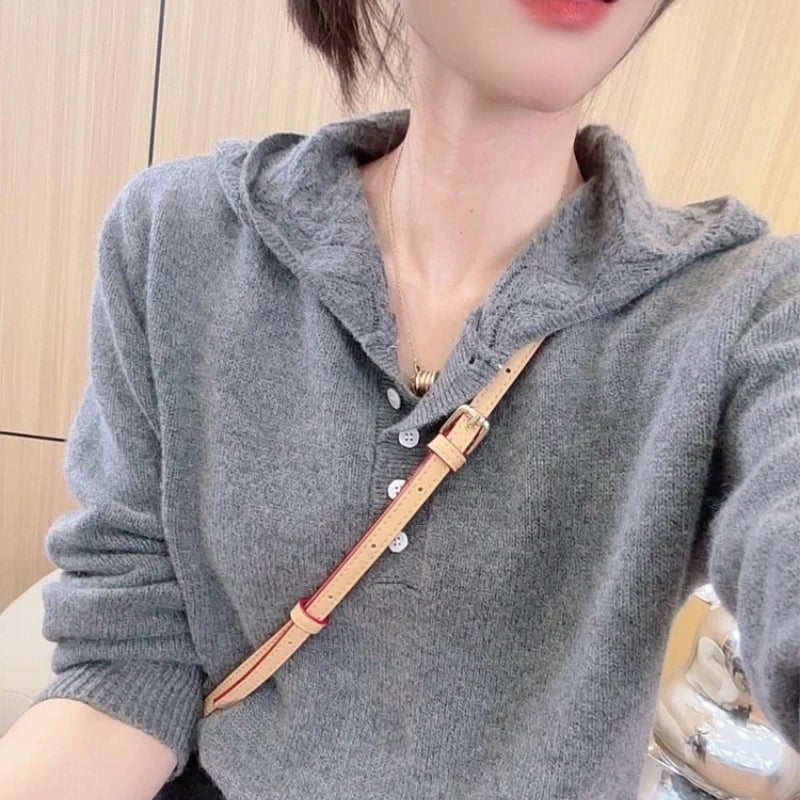 Ženski kapuljačasti pleteni pulover od vune, slobodan kroj, polo ovratnik, dugi rukavi, 95% vuna