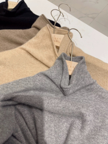 Džemper od umjetnog kašmira, visok ovratnik, dugi rukavi, uski kroj, debeli pleteni materijal