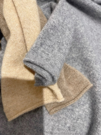 Džemper od umjetnog kašmira, visok ovratnik, dugi rukavi, uski kroj, debeli pleteni materijal