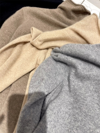 Džemper od umjetnog kašmira, visok ovratnik, dugi rukavi, uski kroj, debeli pleteni materijal