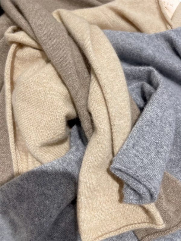 Džemper od umjetnog kašmira, visok ovratnik, dugi rukavi, uski kroj, debeli pleteni materijal