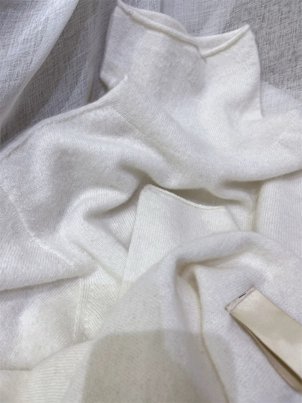 Džemper od umjetnog kašmira, visok ovratnik, dugi rukavi, uski kroj, debeli pleteni materijal