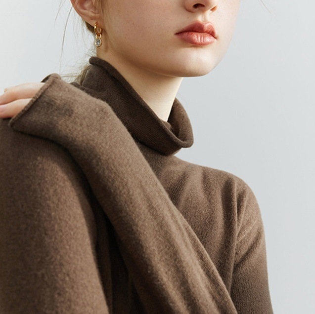 Džemper od umjetnog kašmira, visok ovratnik, dugi rukavi, uski kroj, debeli pleteni materijal