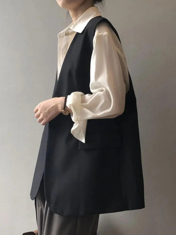 Ženski kostim-život kardigan sa sloje košulom, poluotvorenim ovratnikom, opuštena silueta, zatvaranje u jednom redu uz više kopči, jesen 2025