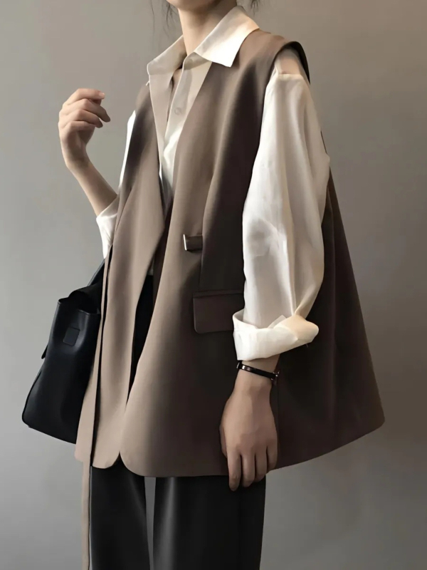 Ženski kostim-život kardigan sa sloje košulom, poluotvorenim ovratnikom, opuštena silueta, zatvaranje u jednom redu uz više kopči, jesen 2025