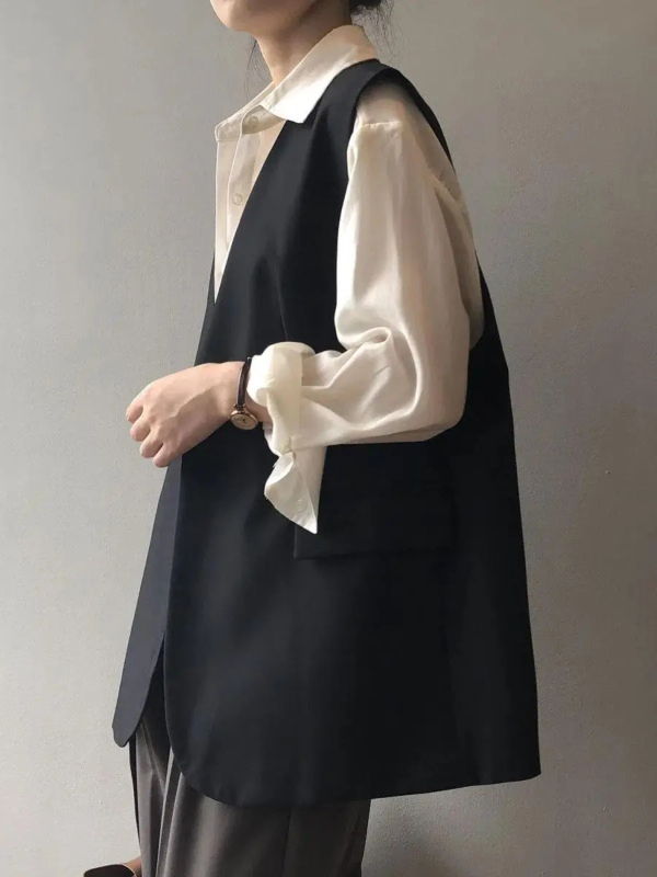 Ženski kostim-život kardigan sa sloje košulom, poluotvorenim ovratnikom, opuštena silueta, zatvaranje u jednom redu uz više kopči, jesen 2025