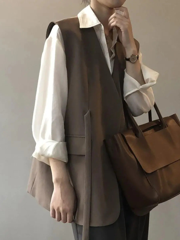 Ženski kostim-život kardigan sa sloje košulom, poluotvorenim ovratnikom, opuštena silueta, zatvaranje u jednom redu uz više kopči, jesen 2025