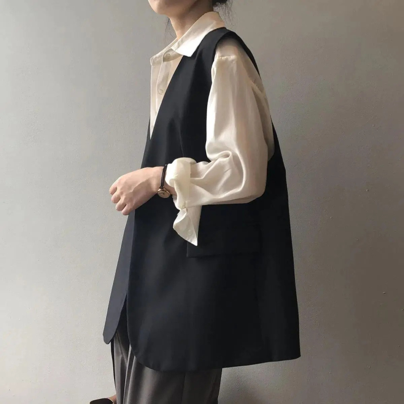 Ženski kostim-život kardigan sa sloje košulom, poluotvorenim ovratnikom, opuštena silueta, zatvaranje u jednom redu uz više kopči, jesen 2025