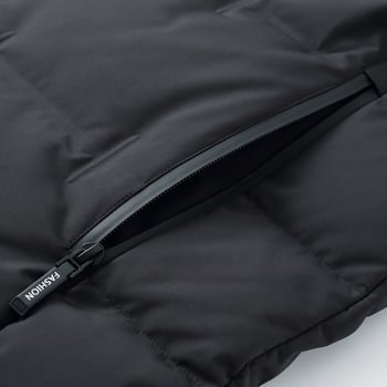 Férfi tollmellény álló gallérral, elülső cipzár, vastag szigetelés, töltet: 90% fehér kacsa toll, külső anyag: kémiai rostokból álló keverék, bélés: poliészter