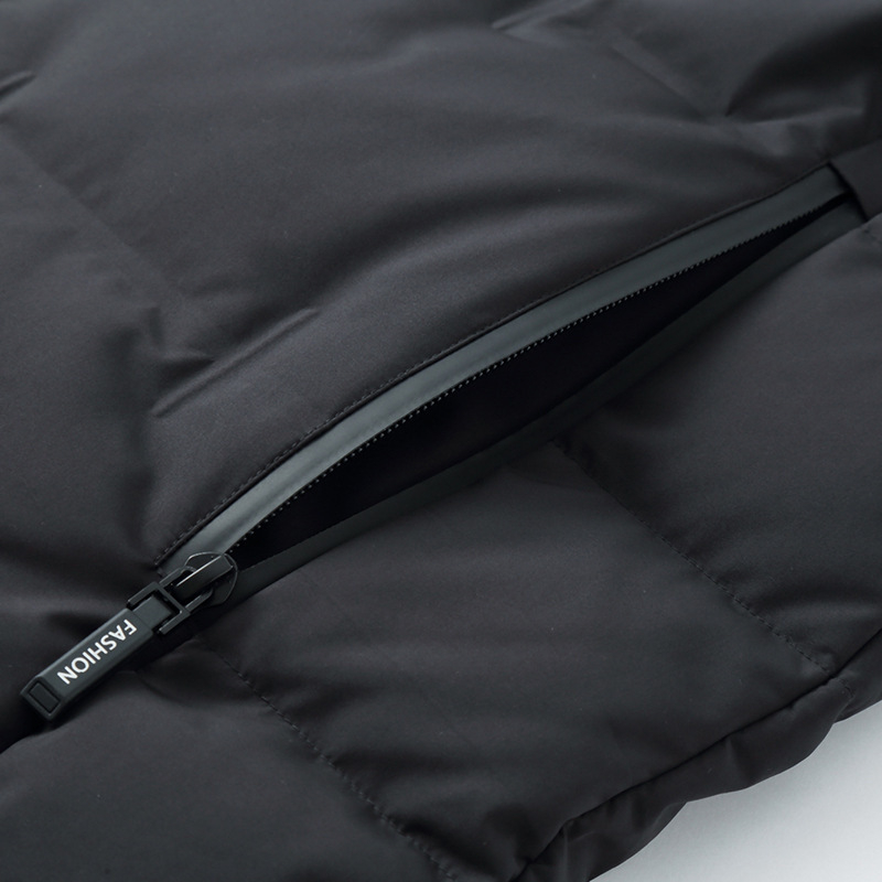 Férfi tollmellény álló gallérral, elülső cipzár, vastag szigetelés, töltet: 90% fehér kacsa toll, külső anyag: kémiai rostokból álló keverék, bélés: poliészter