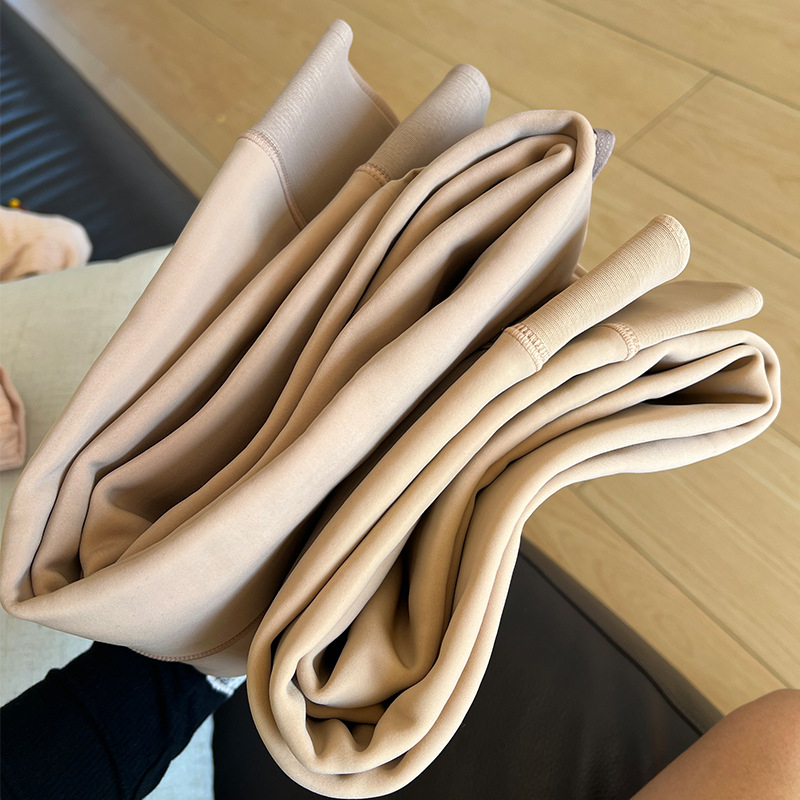 Nylon fleece bevonat harisnya, fényes hatás, természetes láb-érzet, vastagított kasmír érzet; egyszínű mintázat (Anyag: Nylon; Funkciók: fenékemelés, anti-szakadás, anti-frikció; Mintázat: egyszínű; Vastagság: vastagodott; Csőmagasság: harisnyanadrág)