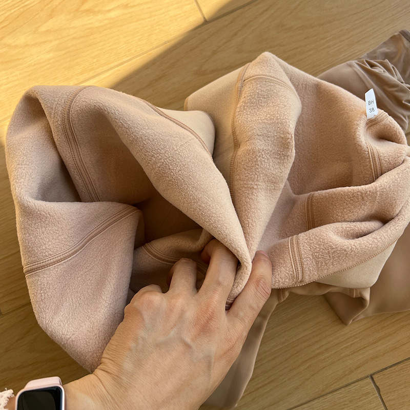 Nylon fleece bevonat harisnya, fényes hatás, természetes láb-érzet, vastagított kasmír érzet; egyszínű mintázat (Anyag: Nylon; Funkciók: fenékemelés, anti-szakadás, anti-frikció; Mintázat: egyszínű; Vastagság: vastagodott; Csőmagasság: harisnyanadrág)