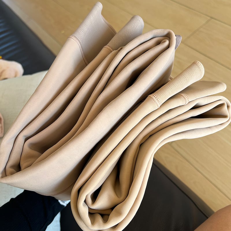 Nylon fleece bevonat harisnya, fényes hatás, természetes láb-érzet, vastagított kasmír érzet; egyszínű mintázat (Anyag: Nylon; Funkciók: fenékemelés, anti-szakadás, anti-frikció; Mintázat: egyszínű; Vastagság: vastagodott; Csőmagasság: harisnyanadrág)