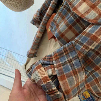 Krekli ar rakstu plaid, kardigāna stils, brushed audums ar poliestera piedevu, garas piedurknes, vienrindu pogu atvērums